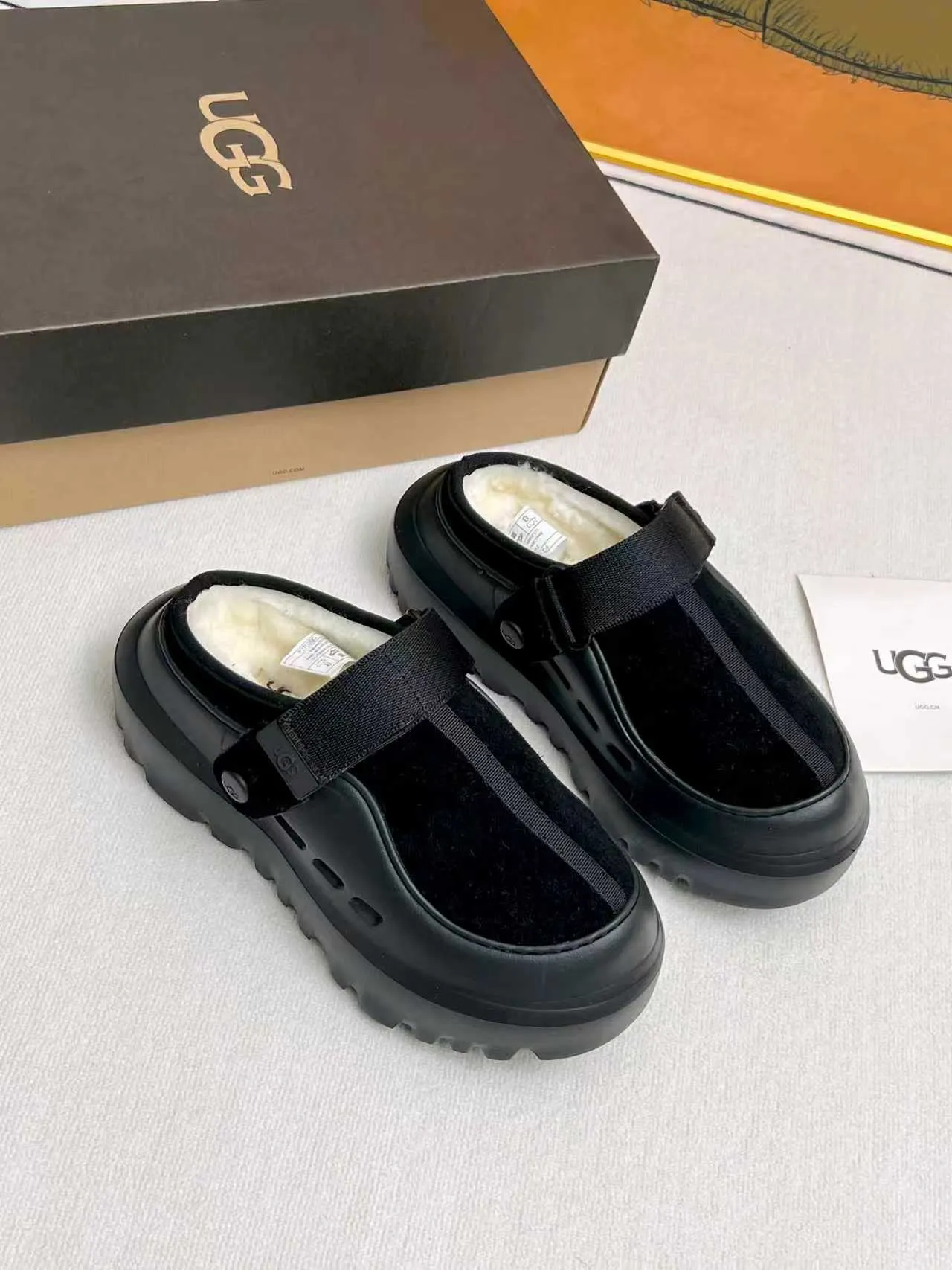 p500🐮🐮 (same style for men and women) UGG 2025 new small potato, half drag and one kick to unlock the relaxed feeling, lightweight and thin sole, always light and fashionable, casually stepping out of the new style, it feels very UGG, classic suede with soft wool lining insole, rubber foam outsole, hot stamped logo ✅Color: bright green, bright yellow, maroon, black ✅Number of codes: 35 to 45 (synchronized with the official website)